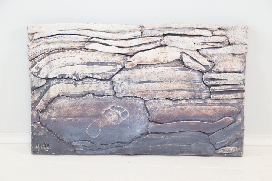 Ulla Viotti, skulptur, keramik på träskiva, materialprov, signerad.