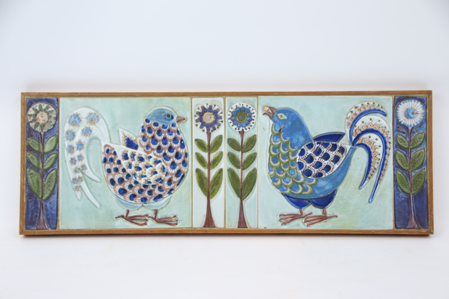 Berte Koele, relief i fajans, på träplatta, Royal Copenhagen.