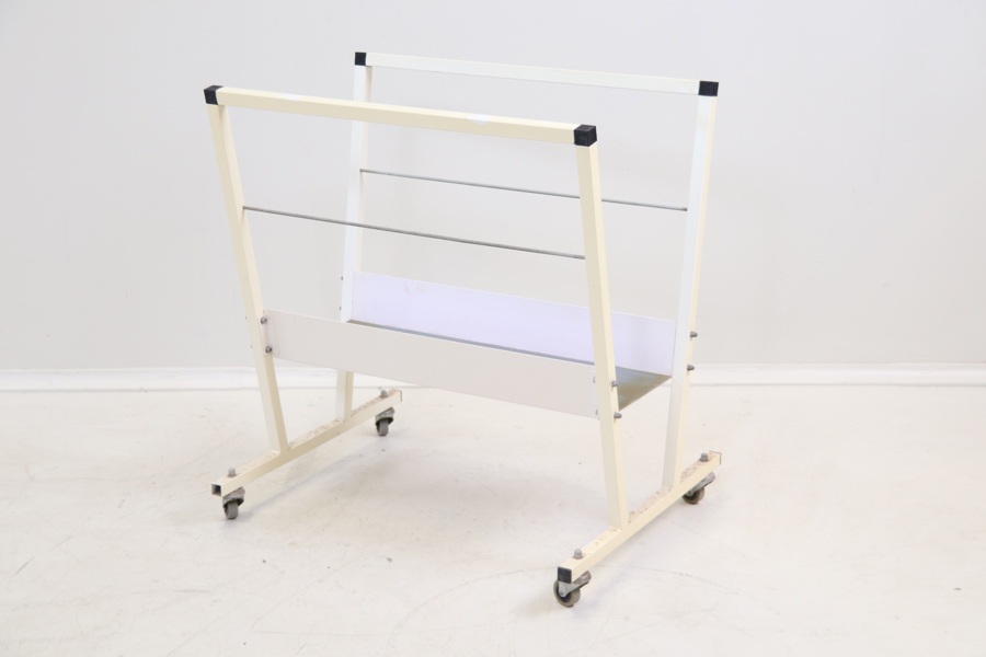 Grafikvagga på hjul, metall.