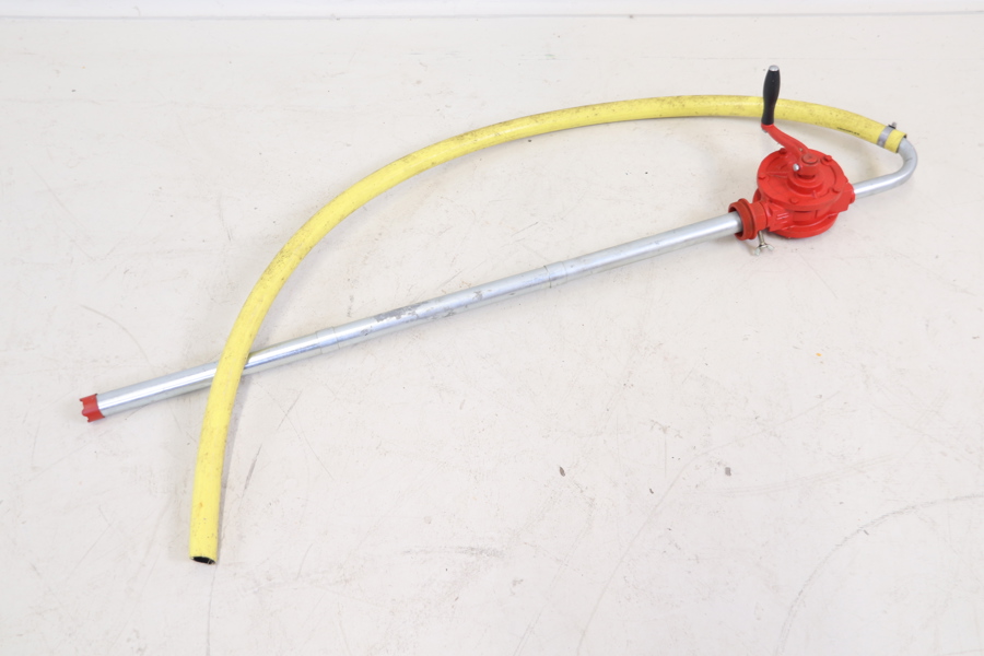 Manuell fatpump samt slang.