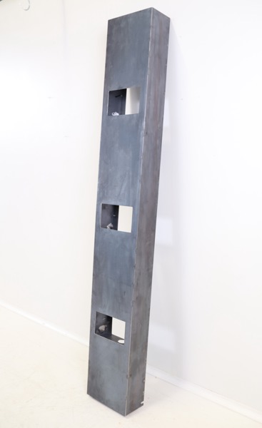 Pelare/hylla, tunnplåt.