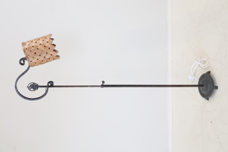 Golvlampa, metall/trä.