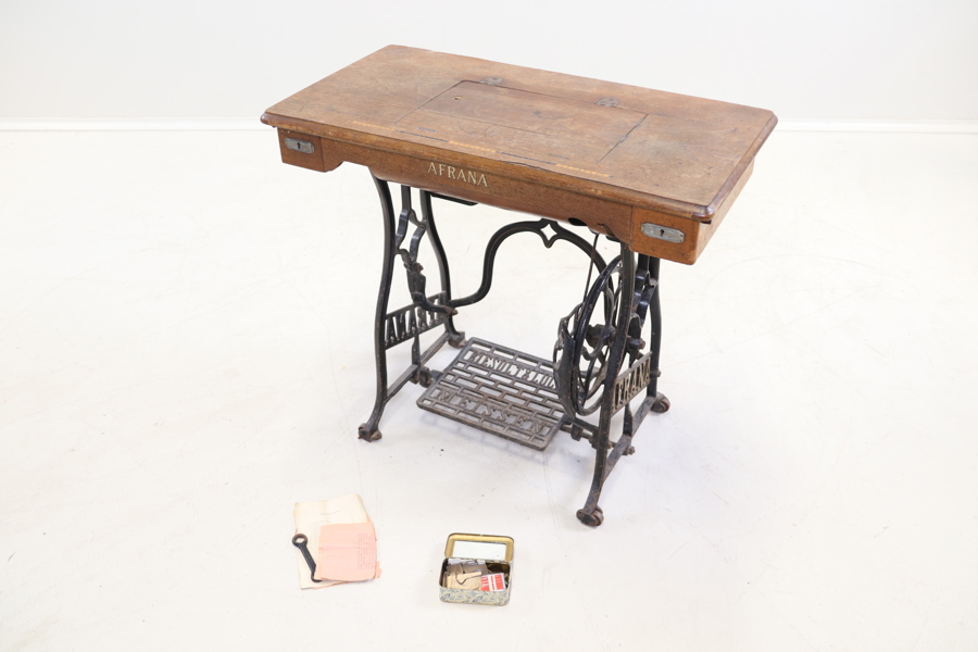 Symaskin med bord på hjul, trä/metall, Afrana.