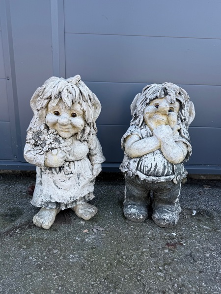 Trädgårdsskulpturer, troll, 2 st, konstmaterial.