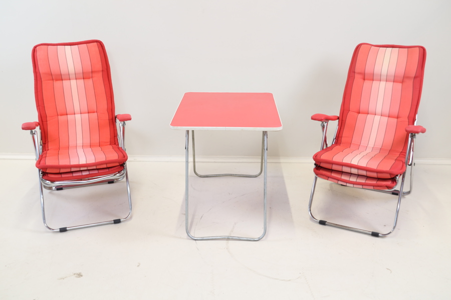 Bord, trä/metall, hopfällbart, och 2 stolar, metall/textil, justerbara, hopfällbara.