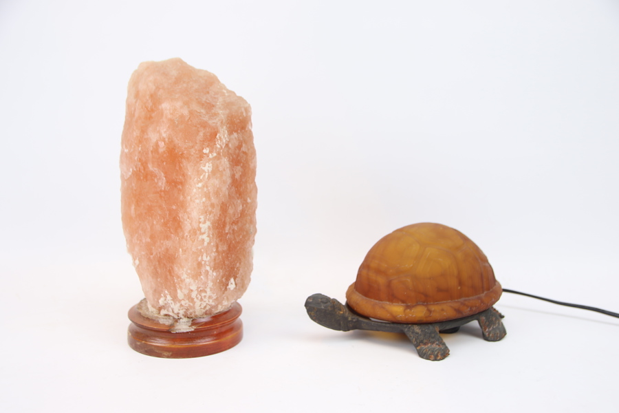 Saltlampa, samt bordslampa i form av sköldpadda, glas/metall, bl.a Cottex.