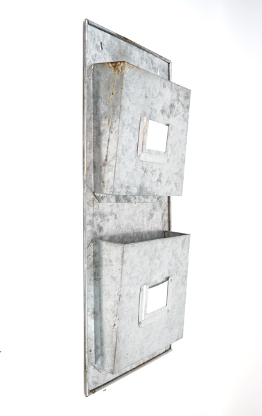 Tidningsställ för vägghängning, zink.