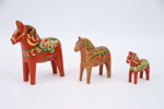 Dalahästar, 3 st, trä, bl.a Erik Pell, Nusnäs, 1900-tal.