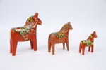 Dalahästar, 3 st, trä, bl.a Erik Pell, Nusnäs, 1900-tal.