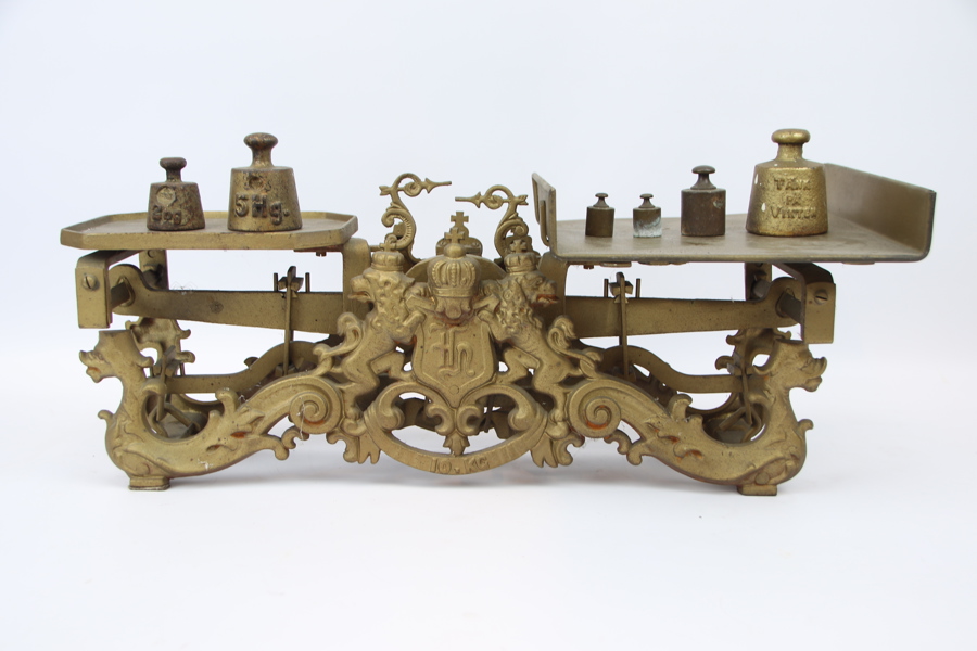 Balansvåg, 10 kg, bronserad gjutjärn, samt 6 st vikter.