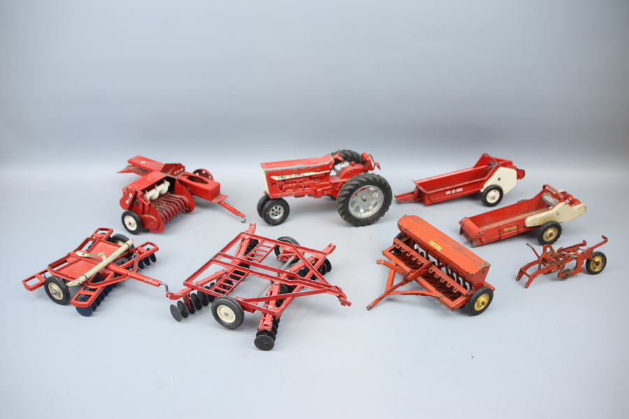 Traktor och jordbruksredskap, 8 delar, metall, Tru Scale, USA.
