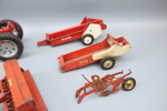 Traktor och jordbruksredskap, 8 delar, metall, Tru Scale, USA.