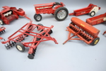 Traktor och jordbruksredskap, 8 delar, metall, Tru Scale, USA.