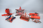 Traktor och jordbruksredskap, 8 delar, metall, Tru Scale, USA.