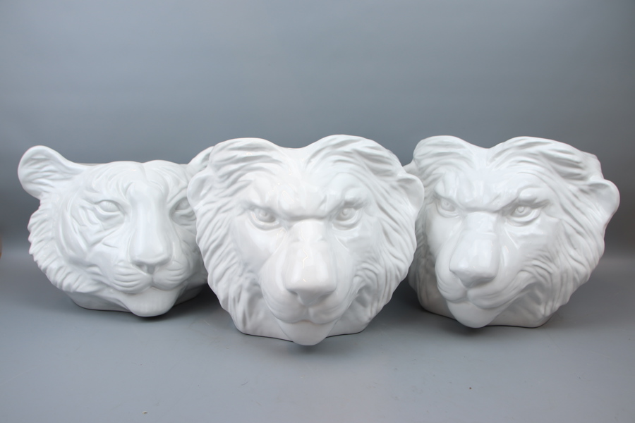 Ytterfoder, lejonhuvud, 3 st, porslin.