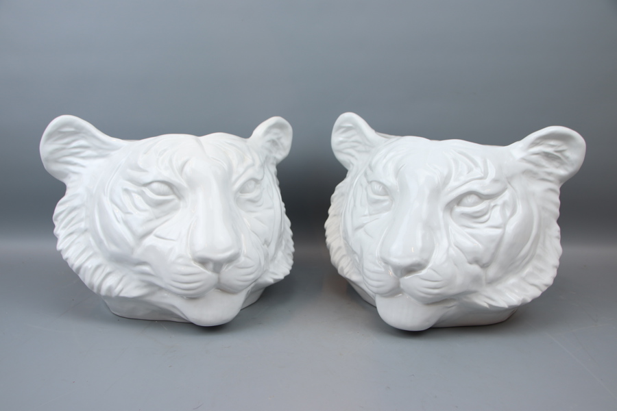 Ytterfoder, lejonhuvud, 2 st, porslin.