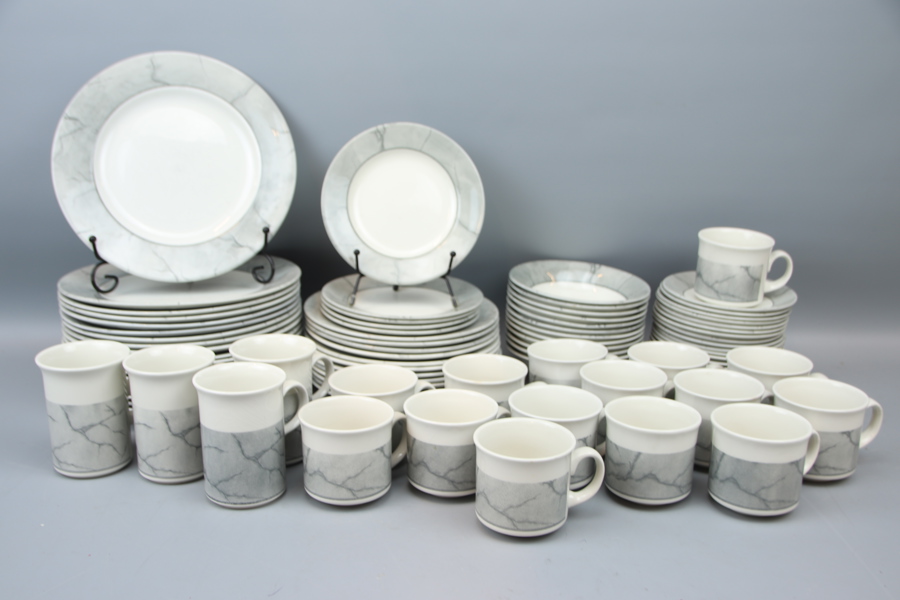 Mat- och kaffeservis samt temuggar, 63 delar, porslin, Churchill, England.