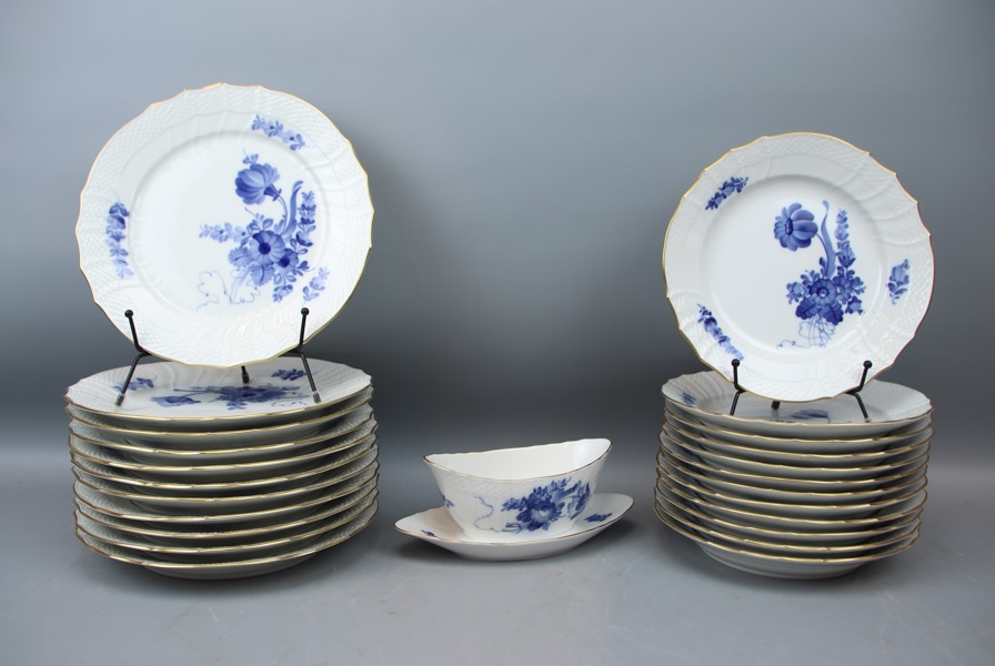 Tallrikar, assietter och såssnipa, 24 delar, porslin, "Blå blomst", guldkant, Royal Copenhagen.