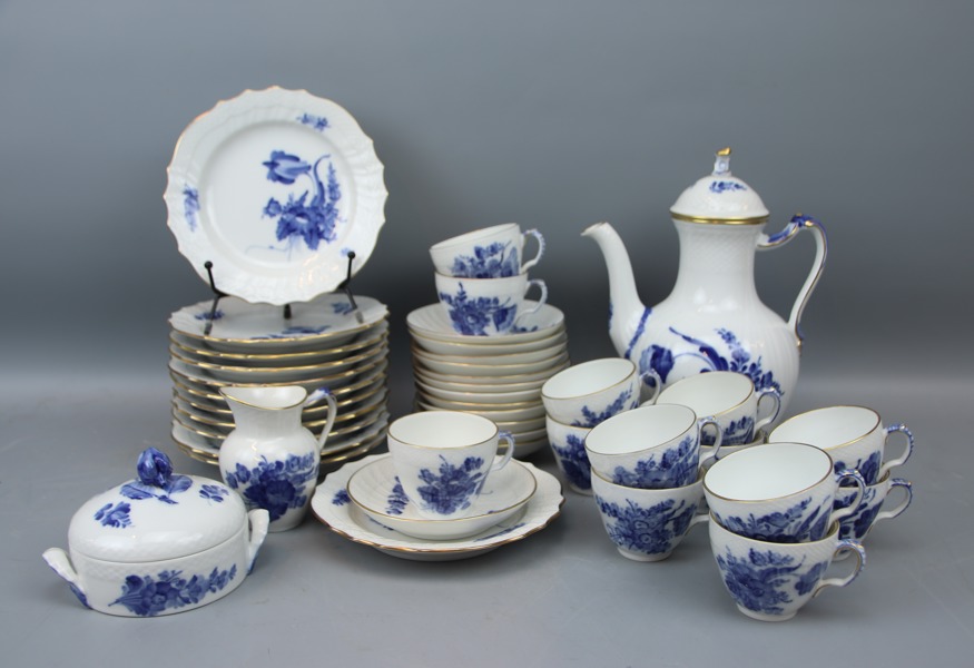 Kaffeservis, 28 delar, porslin, "Blå blomst", guldkant, Royal Copenhagen.