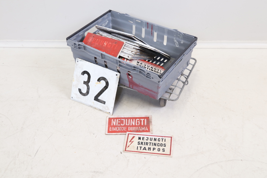 Nummerskyltar och varningsskyltar, ett parti, emaljerad metall/trä.