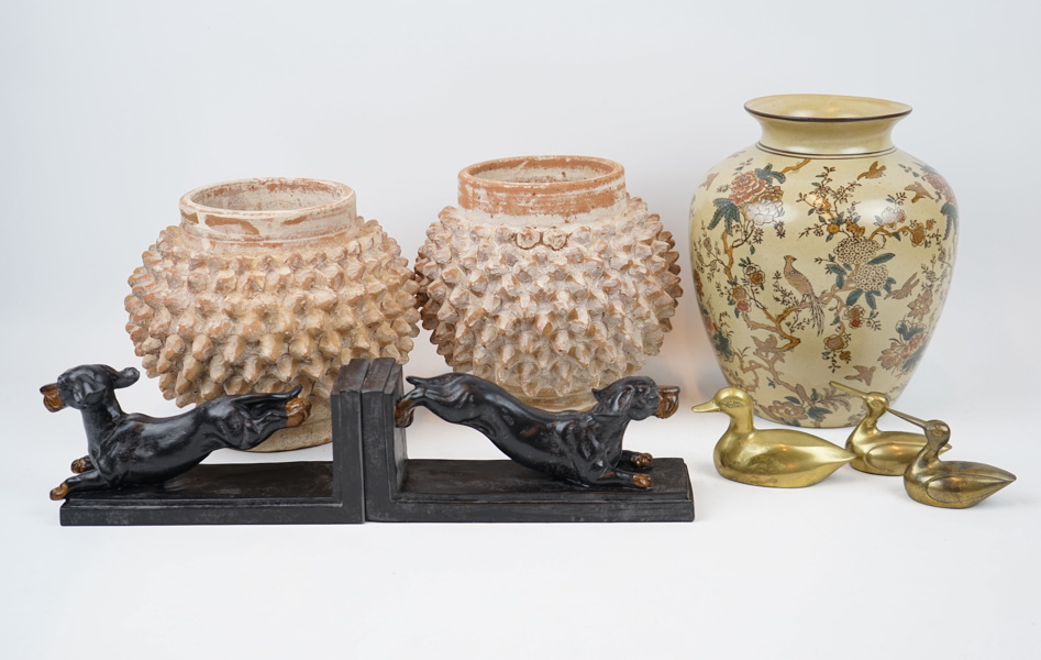 Vaser, bokstöd m.m, 8 delar, trä/keramik/mässing.