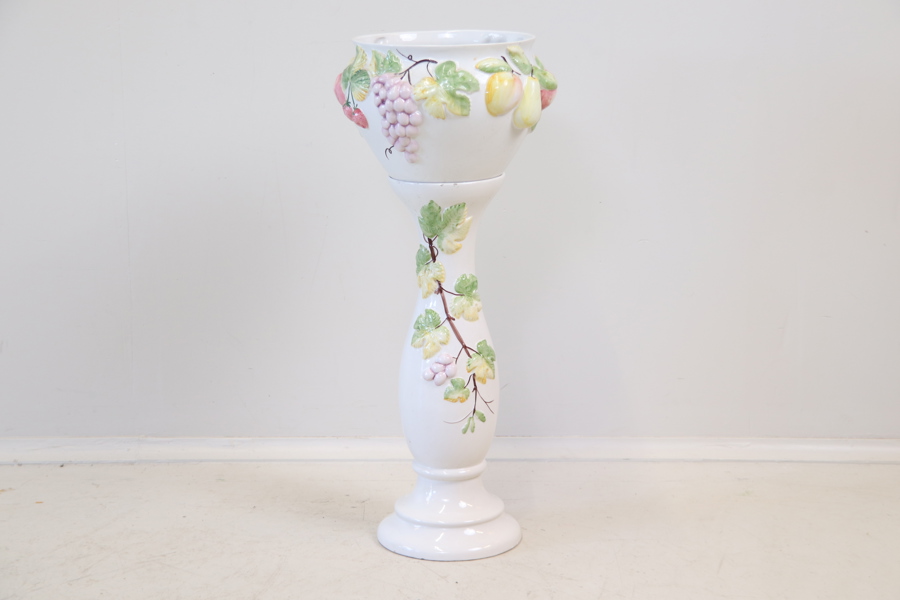 Piedestal och kruka, keramik.