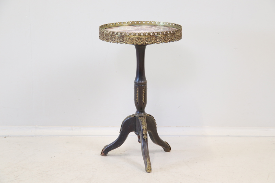 Pelarbord, trä/sten/metall.