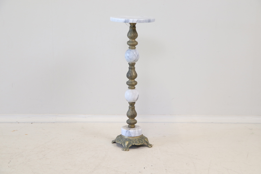 Piedestal, sten/metall.