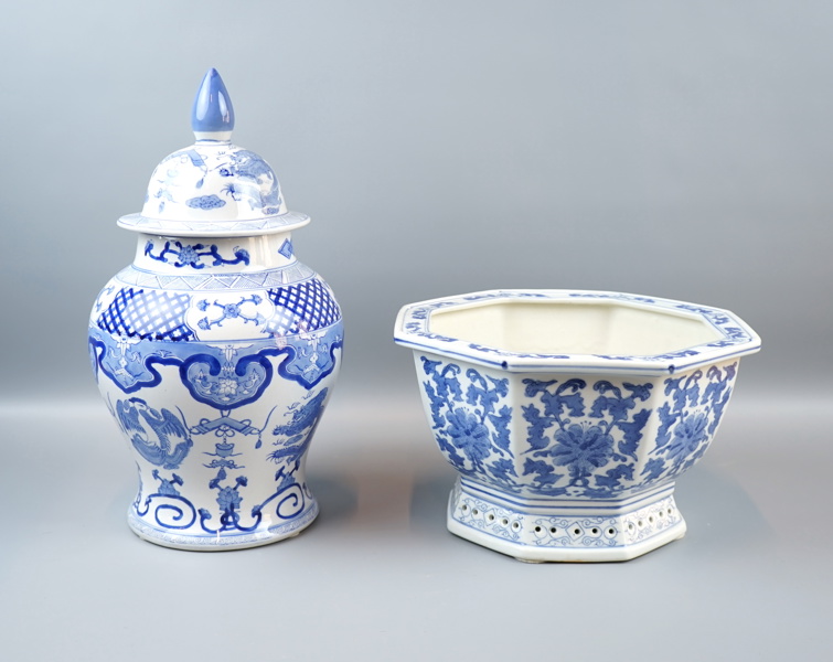 Lockurna och kruka, porslin, Kina.