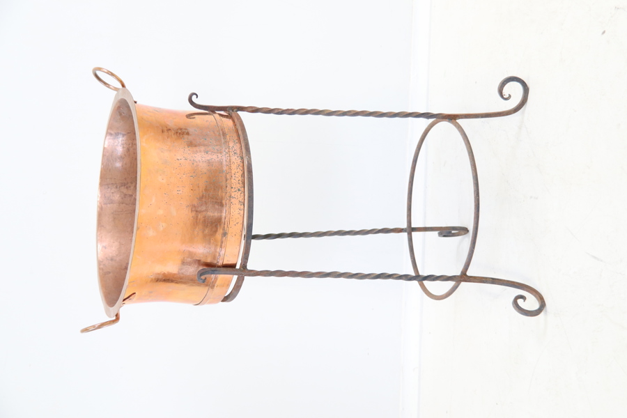 Kopparbalja på smidesställning.