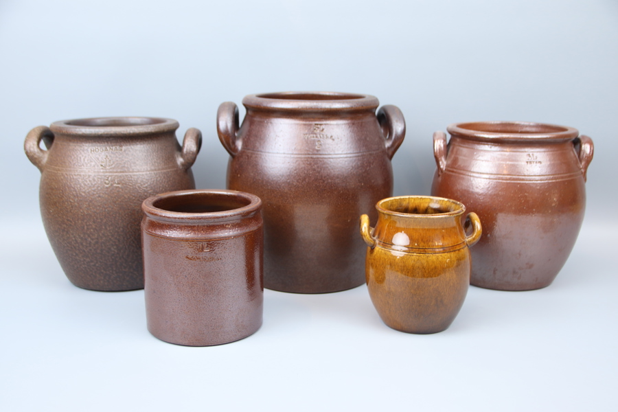 Krus, 5 st, stengods/keramik, bl.a Höganäs och Vallåkra.