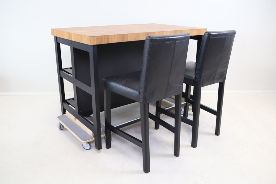 Köksö, trä, "Vadholma", samt 2 barstolar, trä/skinn/metall, "Bergmund", IKEA.