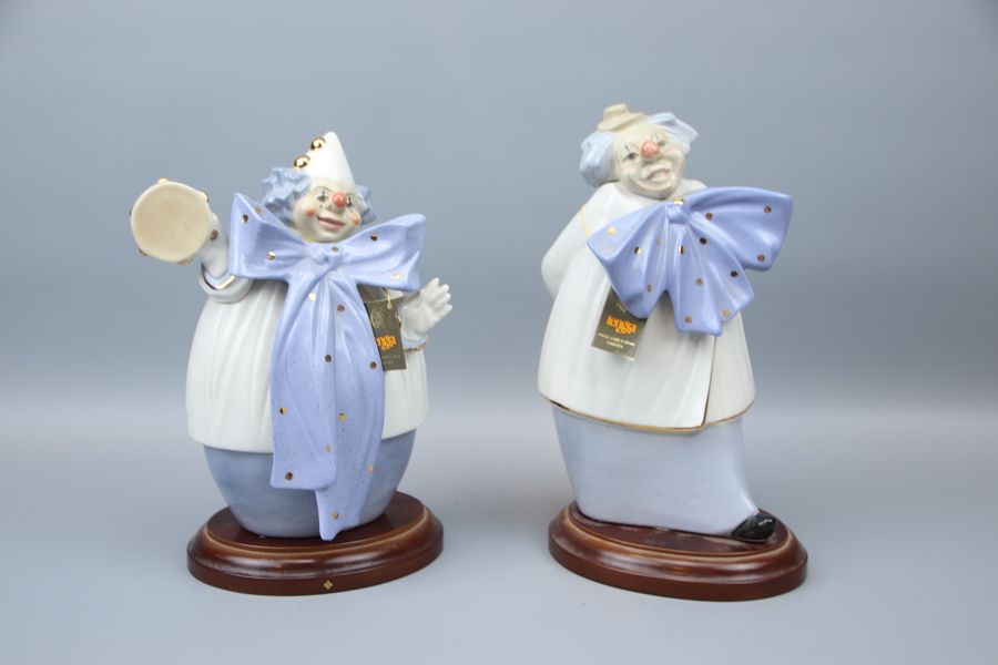 Figuriner, 2 st, clowner, porslin, på träsockel, Fyrklövern, Tengra.