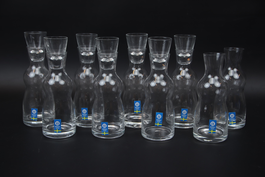 Brännvinsgummor, 9 st, varav 2 st saknas snapsglas, Bergdala.