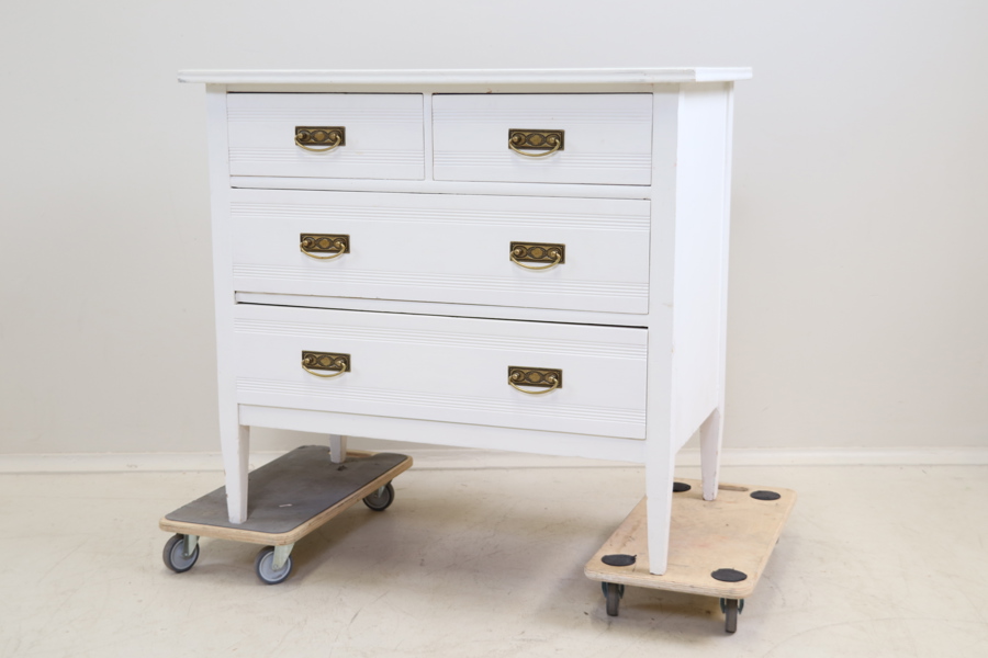 Byrå, 4 lådor, trä.