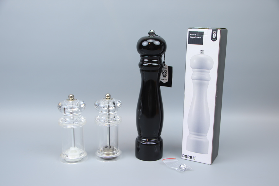 Salt/peppar- och kryddkvarn, 3 delar, plast/gummiträ, Cole & Mason och Dorre.