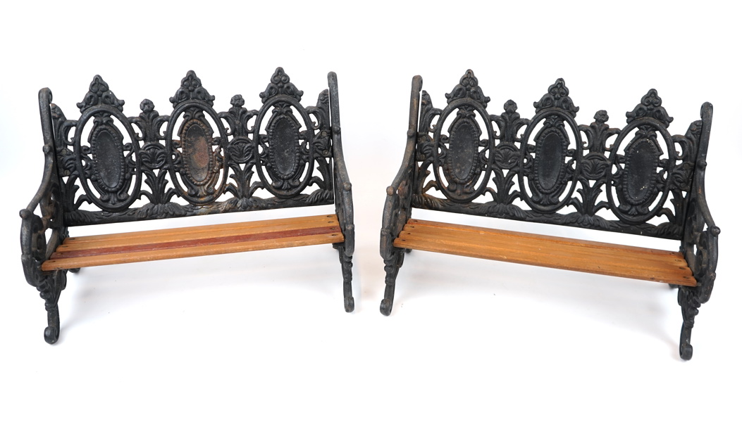 Trädgårdssoffor, miniatyr, ett par, gjutjärn/trä.