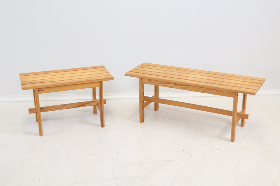 Bänkar, 2 st, furu.