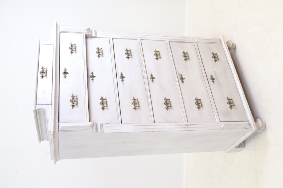 Byrå, 7 lådor, bemålat trä.