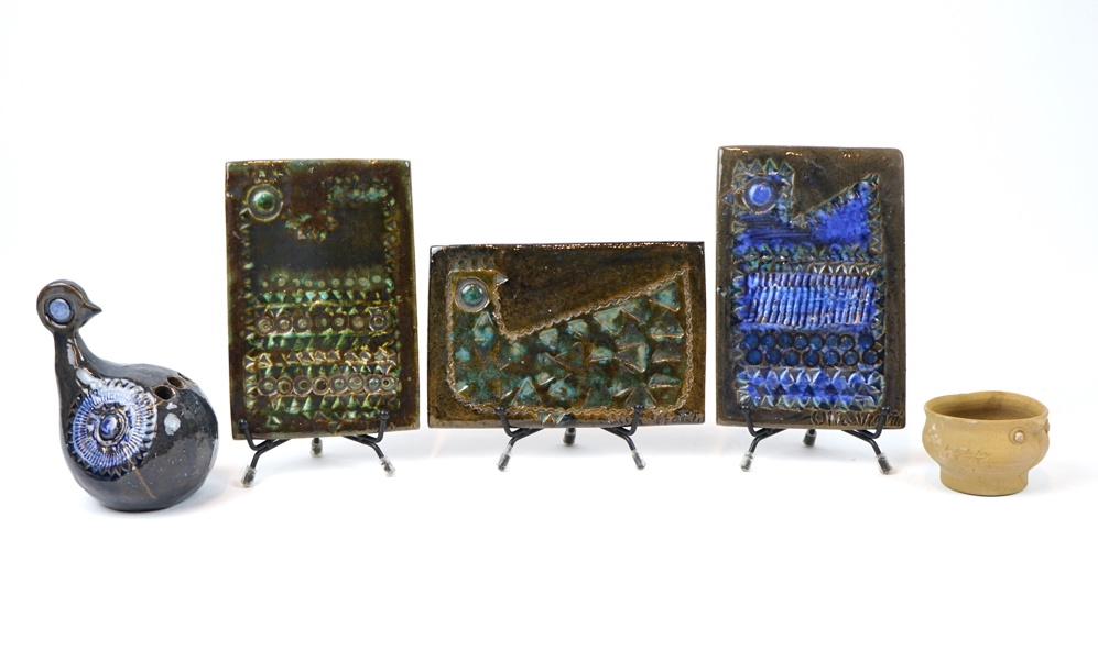 Ulla Viotti, väggplaketter, skulptur och skål, 5 delar, keramik, signerade.