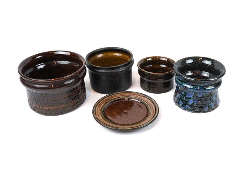 Ulla Viotti, ytterfoder och fat, 5 delar, keramik, signerade.