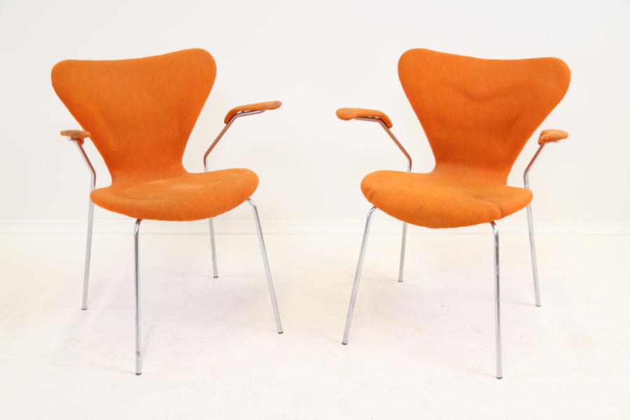 Arne Jacobsen, "Sjuan", karmstolar ett par, textil/krom, Fritz Hansen.
