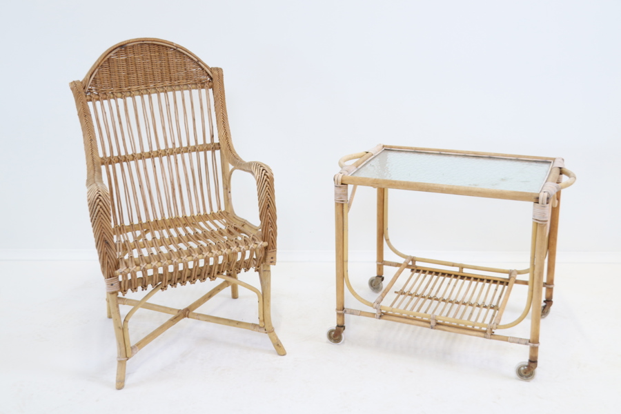 Fåtöljer och serveringsvagn, bambu/rotting/glas.