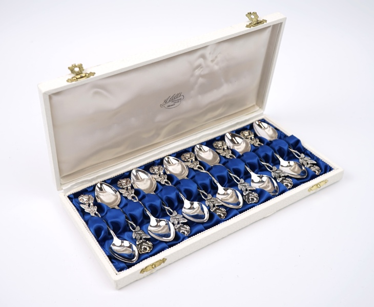 Moccaskedar, 12 st, silver, ''Rosen''.