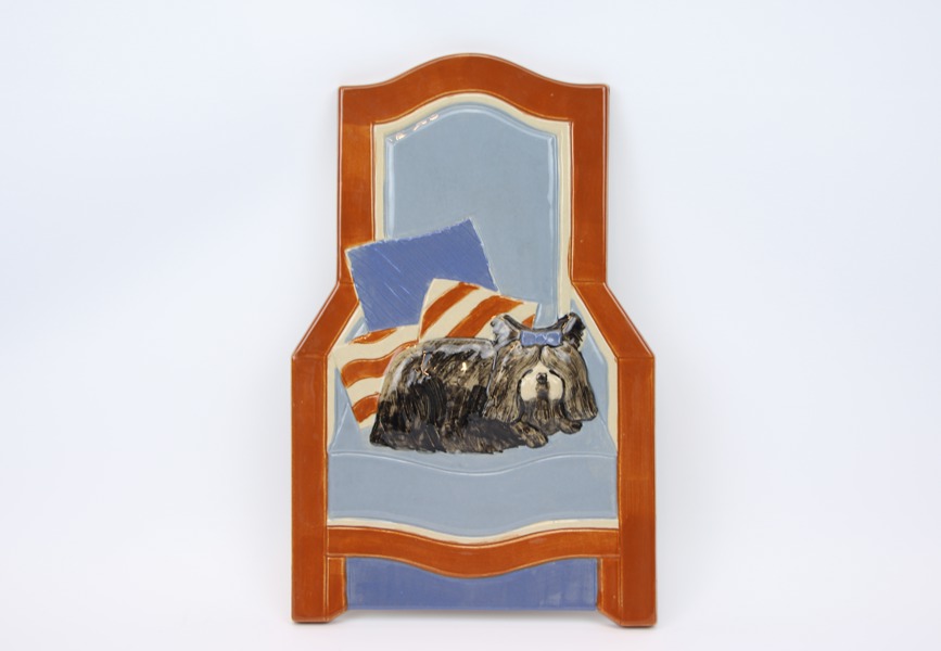 Margareta Hennix, "Hund på stol", väggplakett, stengods, Gustavsberg.