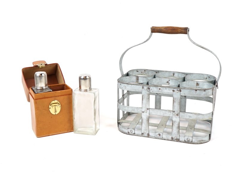 Flaskschatull med flaskor och flaskställ, 4 delar, glas/metall.