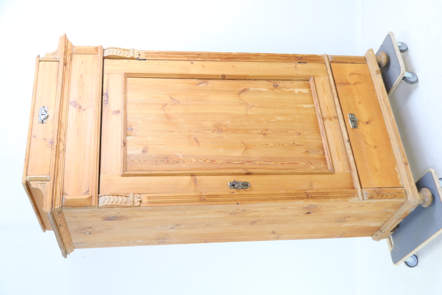 Klädskåp, avlutad furu.