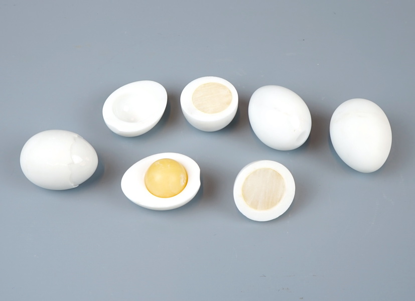 Skulpturer, ägg, marmor, 8 delar.