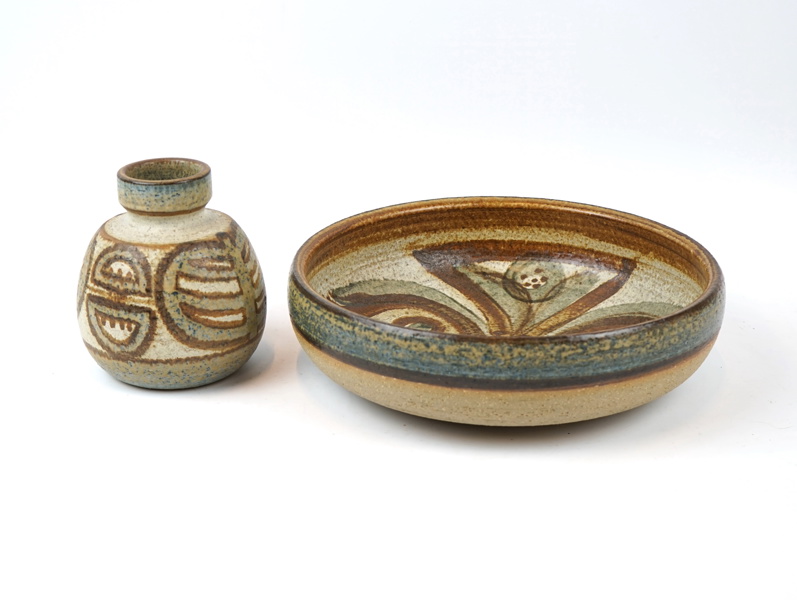 Vas och skål, stengods, Söholm, Bornholm Danmark, skål signerad Noomi.