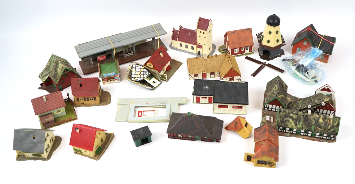 Byggnader till modelljärnväg, ett parti.